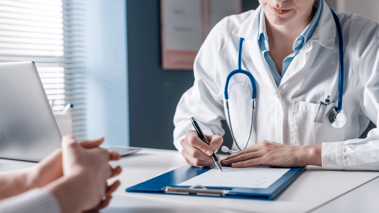 Un medico mentre prescrive una ricetta a un paziente (foto generica)