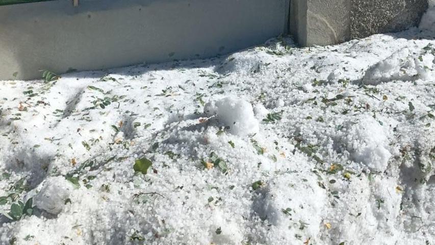 Violenta grandinata in Appennino. Strade bianche come fosse neve: "Fenomeno insolito": notte di disagi