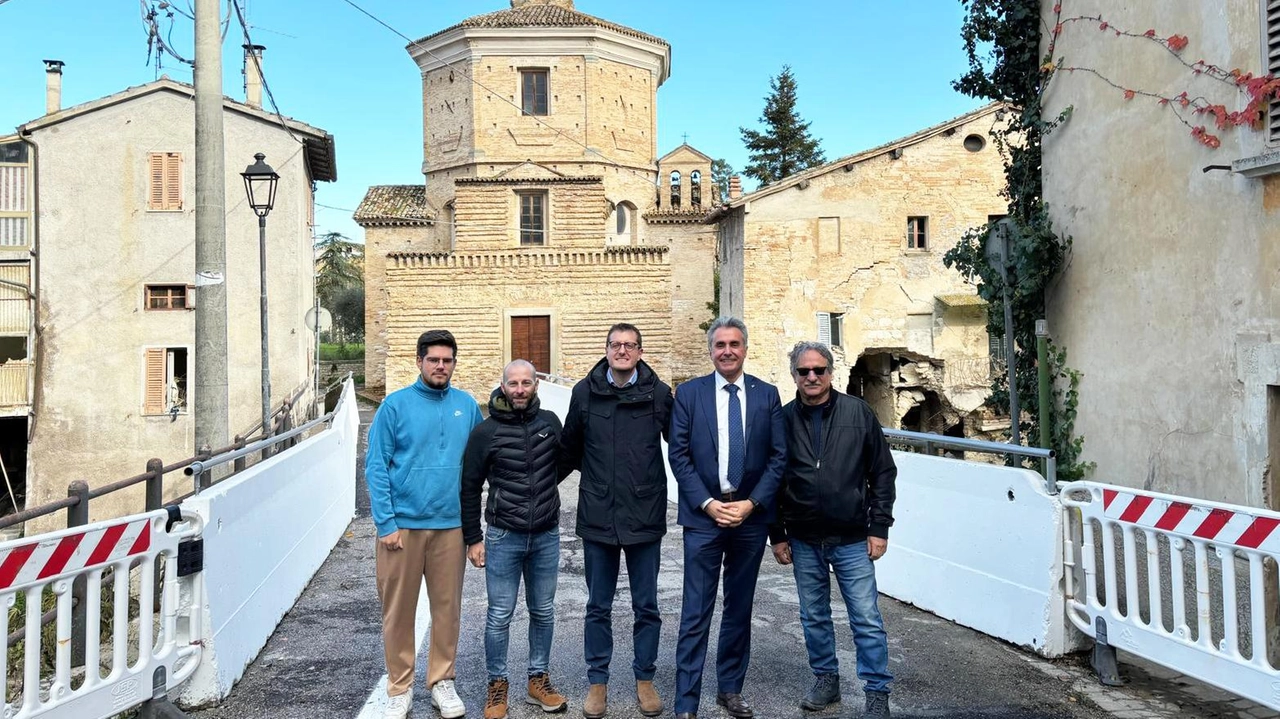 Da sinistra. Marco Ceccarelli, l’assessore Luca Castratori, il sindaco Diego Sabatucci, Antonio Baldelli e Luciano Orlandi davanti al ponte