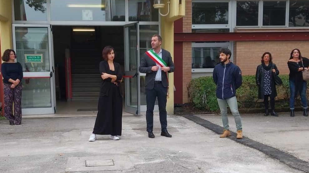 Lunedì scorso. sindaco. e. giunta si sono recati nell’edificio per salutare studenti e docenti e riconsegnare alla comunità l’edificio