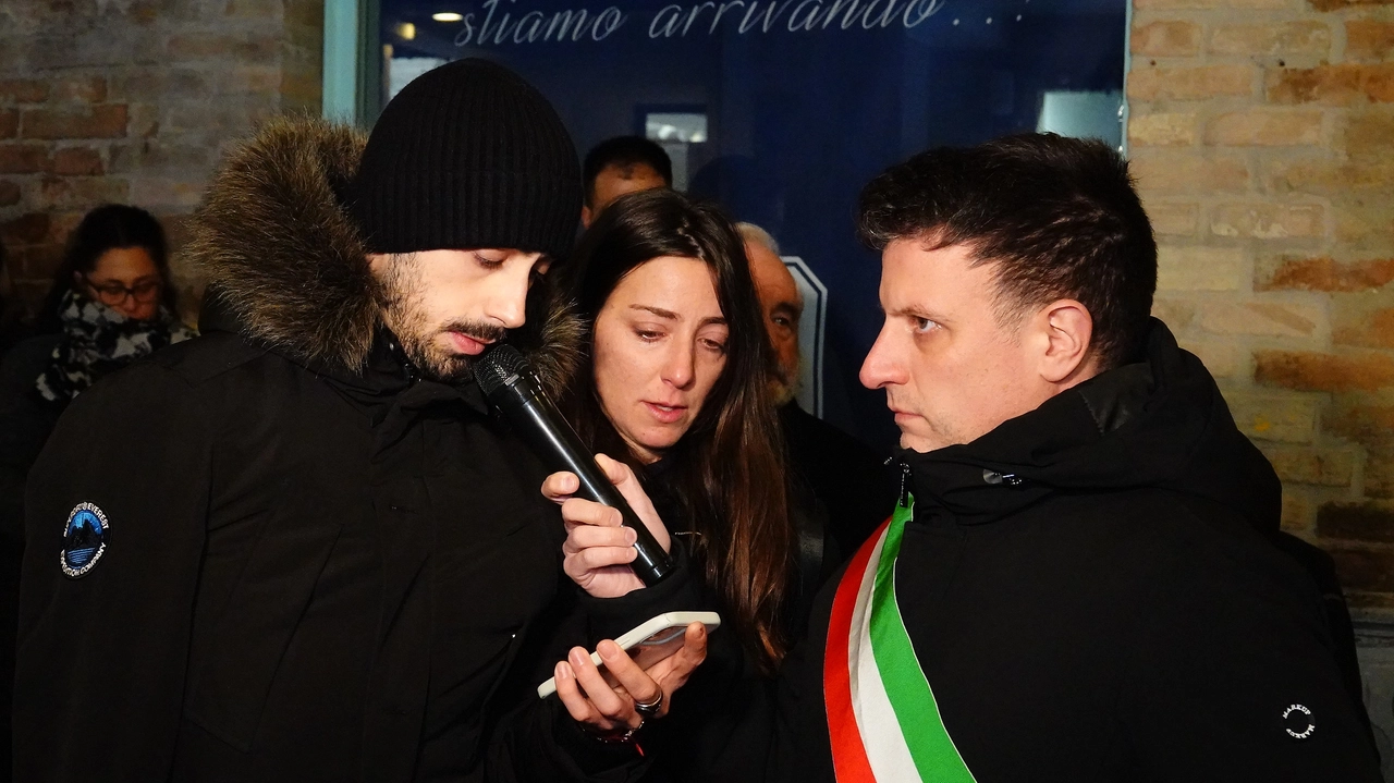 Il sindaco Filippo Sacchetti con i parenti di Cristian Gualdi e Luca Perazzini