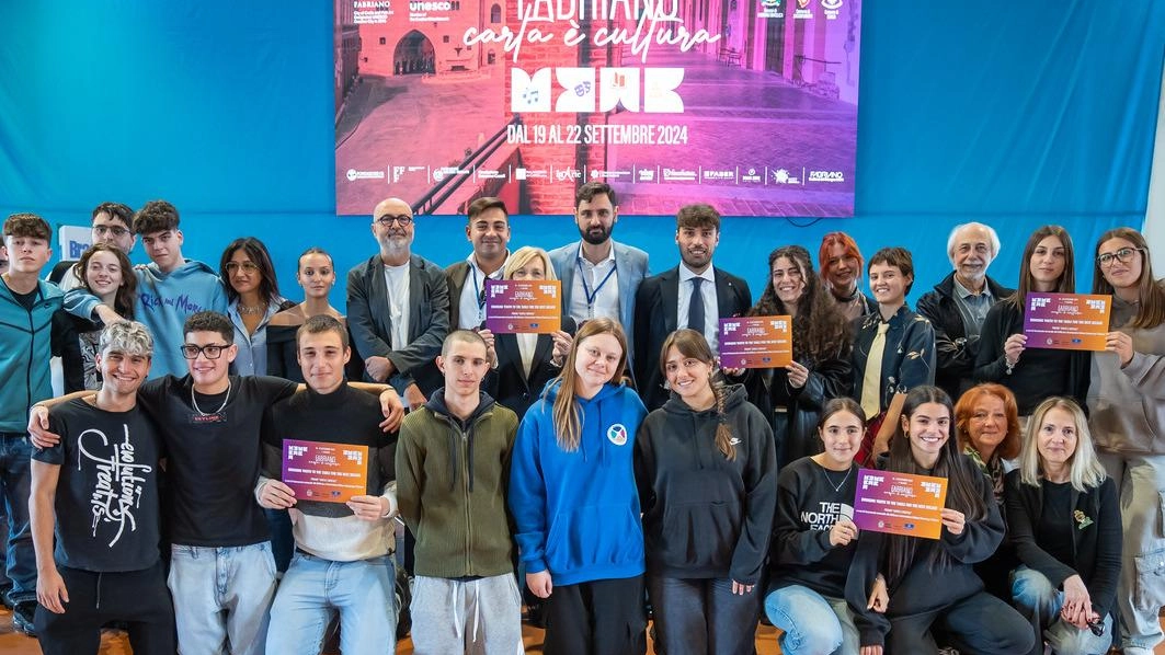 Studenti delle scuole superiori a Fabriano partecipano al festival "Fabriano Carta è Cultura" per discutere del ruolo della carta nell'era digitale, con progetti creativi e innovativi.