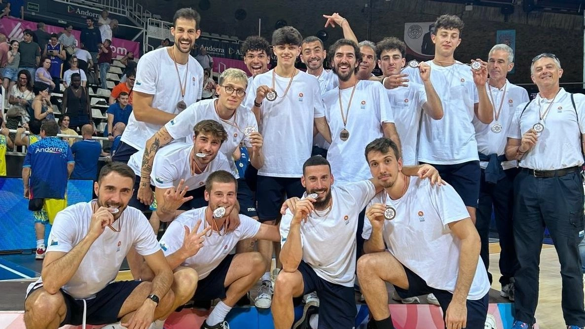 San Marino vince il bronzo agli Europei dei Piccoli Stati battendo Gibilterra 73-70. Felici e Botteghi dominano sotto le plance, decisivi negli ultimi minuti.
