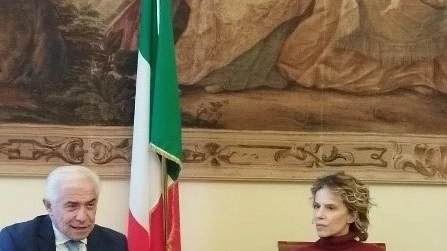 Il Prefetto di Fermo ospita l'attrice Sonia Bergamasco per un incontro con studenti dell'Iti Montani. L'evento promuove il dialogo tra giovani e figure di spicco dell'arte e della cultura, incoraggiando la partecipazione attiva e la riflessione sui temi della creatività e del ruolo dell'arte nella società contemporanea.