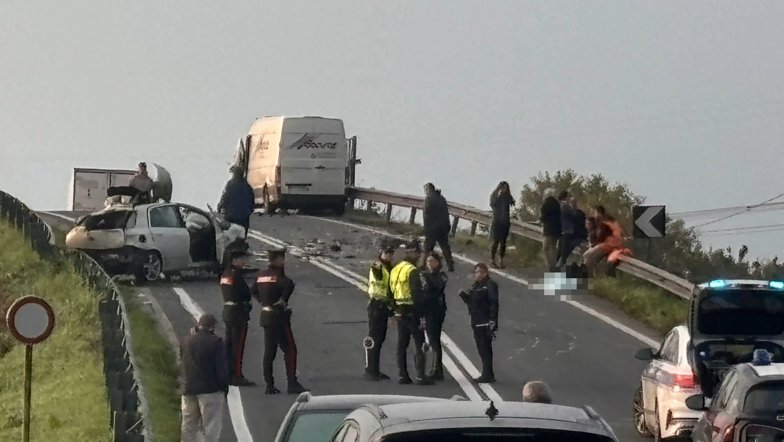 La terribile scena dell'incidente che ha coinvolto quattro mezzi e in cui ha perso la vita un ragazzo