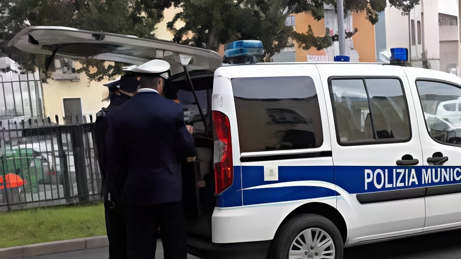 Il Comando della polizia locale si trasferisce a Cesanella per lavori di ristrutturazione. Sindacati esprimono perplessità per mancanza di condivisione. Contatti rimangono invariati.