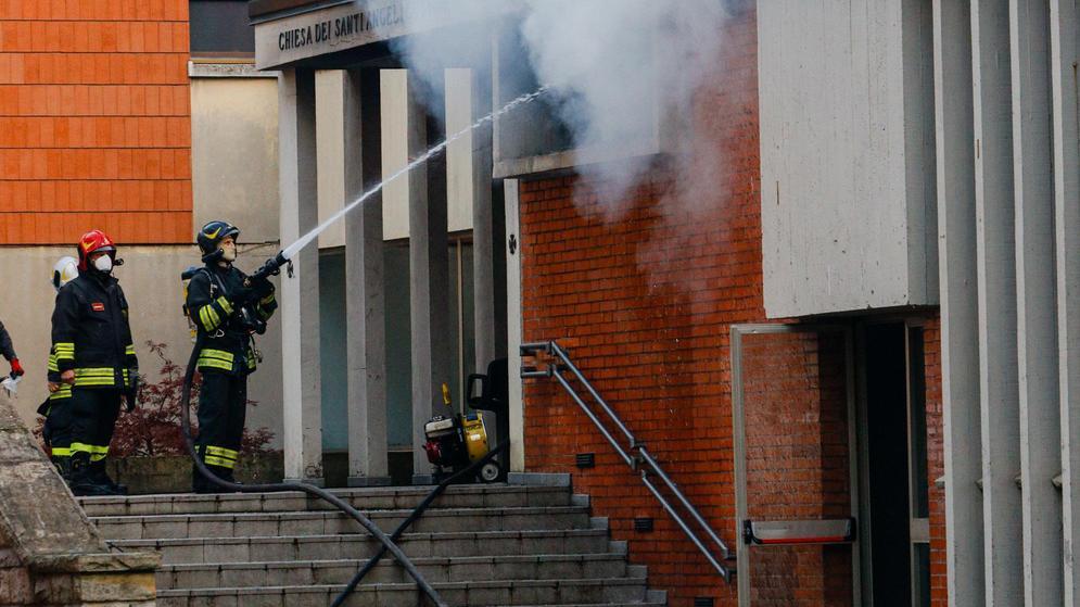 Carabinieri a messa per la Patrona nella chiesa danneggiata dal rogo