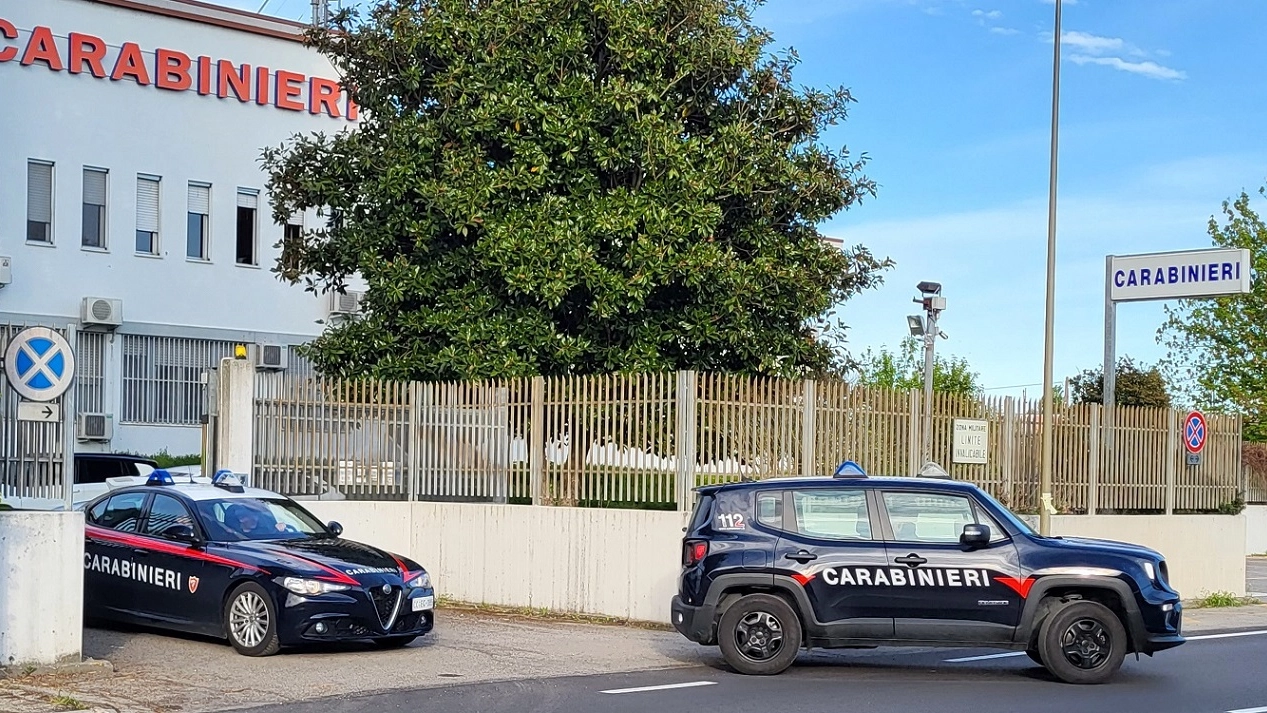 i carabinieri durante i controlli  