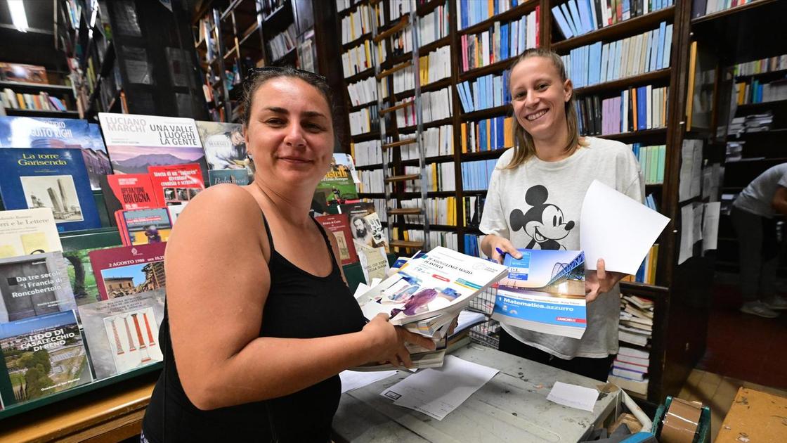 Anno scolastico al via. Libri, crescono i prezzi. Famiglie preoccupate:: "Compriamo testi usati"