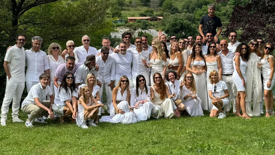 Anniversario di matrimonio per Massimo Ambrosini e Paola Angelini: festa in total white all’Isola dei Cipressi, sul lago di Pusiano, in provincia di Como