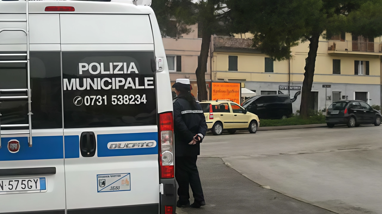 Decine di multe per abbandono rifiuti a Porta Valle, con sanzioni da 50 a 160 euro. Fototrappole e polizia locale in azione.