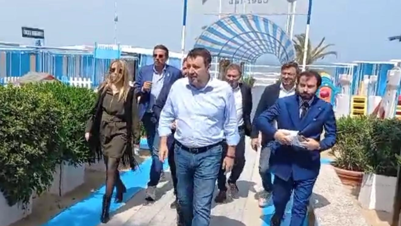 Salvini va in spiaggia. Promesse sulla Bolkestein: "Lotto per chi ha investito"