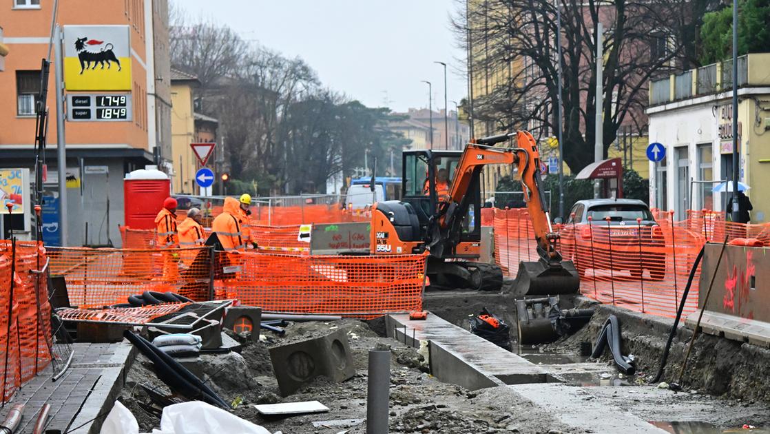 I cantieri del tram a Bologna, l’ingorgo in Santa Viola: “Usare l’auto è un calvario”