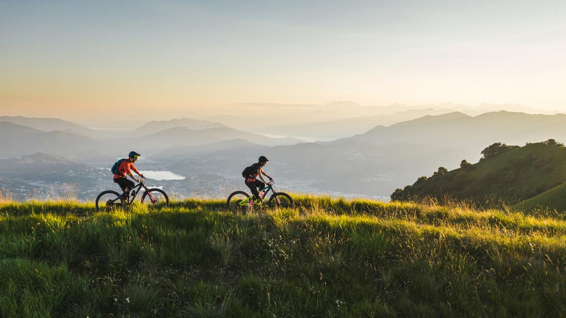 Cade dalla bicicletta e muore davanti all’amico