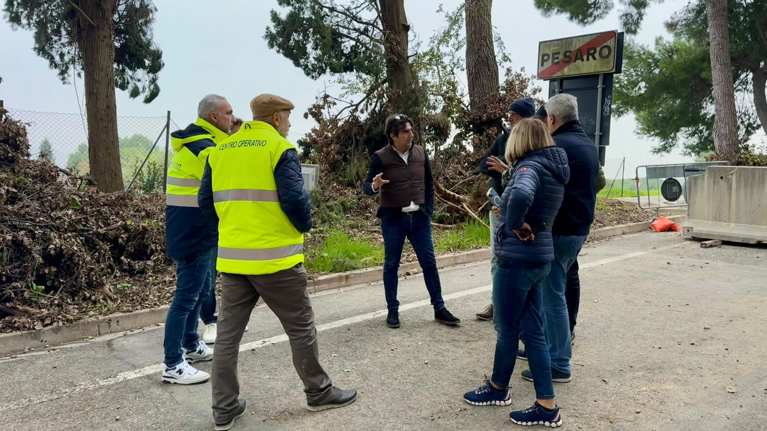 Alberi pericolanti e frane: "Su strada San Bartolo c’è di mezzo un privato"