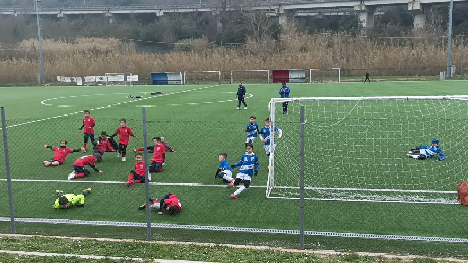 La lezione dei più piccoli: passano alla squadra ospite per riuscire a farla giocare