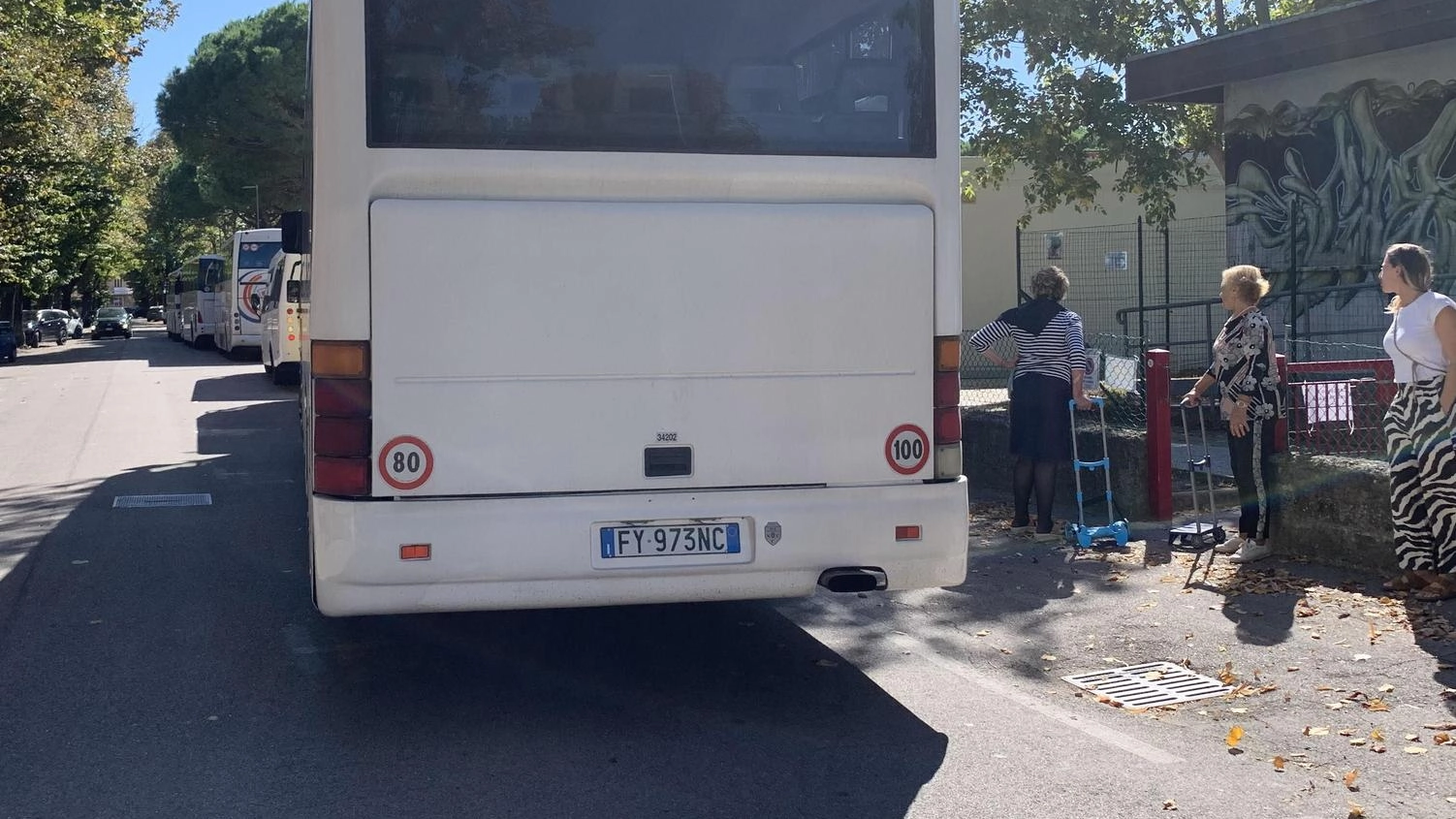 Autobus parcheggiato ostruisce l’ingresso per gli studenti