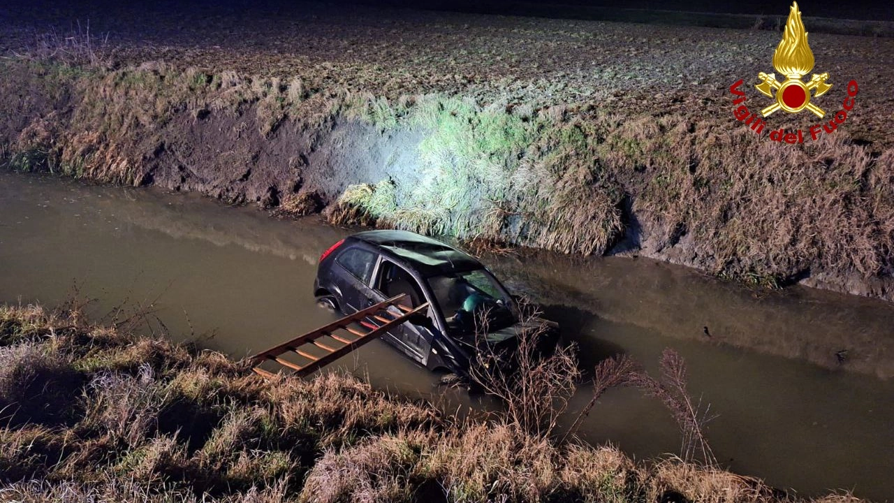 Incidente a Stienta: auto nel canale d’irrigazione. Due feriti