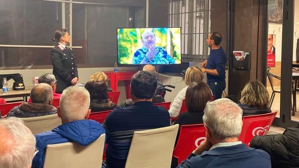 Un’immagine d’archivio di un incontro dei carabinieri contro le truffe