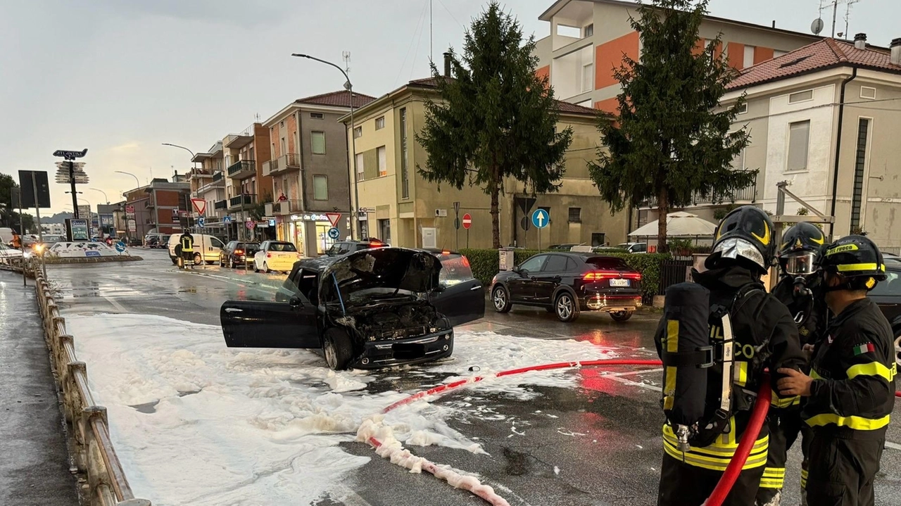 Un violento temporale si è abbattuto ieri intorno alle 18: macchine divorate dalle fiamme nelle vie Carducci e Cecchetti. Vola una transenna per il forte vento. Panico tra gli automobilisti.