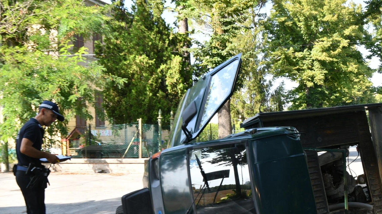 Incidente stradale ieri a San Martino in Villfranca: Apecar si schianta contro albero, due uomini feriti. Soccorsi e forze dell'ordine sul posto.