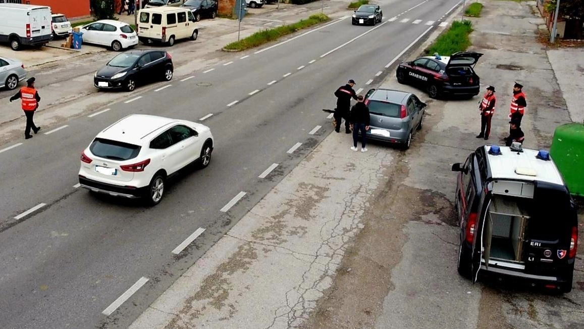 Trovato con la droga nello zaino. Cinquantenne finisce nei guai