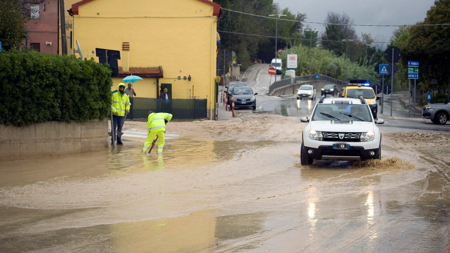 L’allerta meteo arancione per piene dei fiumi e frane ha indotto molti sindaci, in via precauzionale, a emanare ordinanze per limitare gli spostamenti delle persone. Tra le città interessate Ancona, Senigallia e Fano