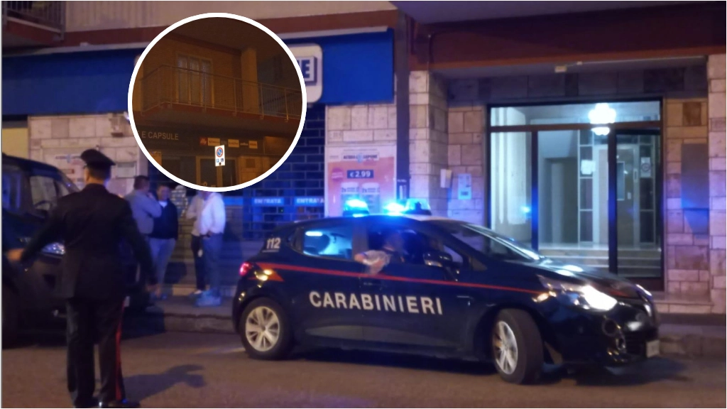Madre e figlio trovati morti in casa a Chiaravalle (Ancona), i carabinieri sul posto. Nel tondo il terrazzo del loro appartamento