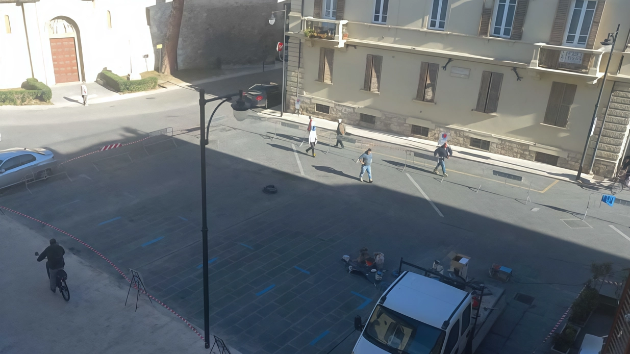 Prime misurazioni per ridisegnare la piazza, troppo spesso usata per parcheggi abusivi.