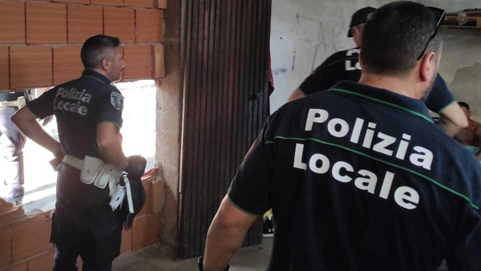 Gli agenti della polizia locale al lavoro (foto d’archivio)