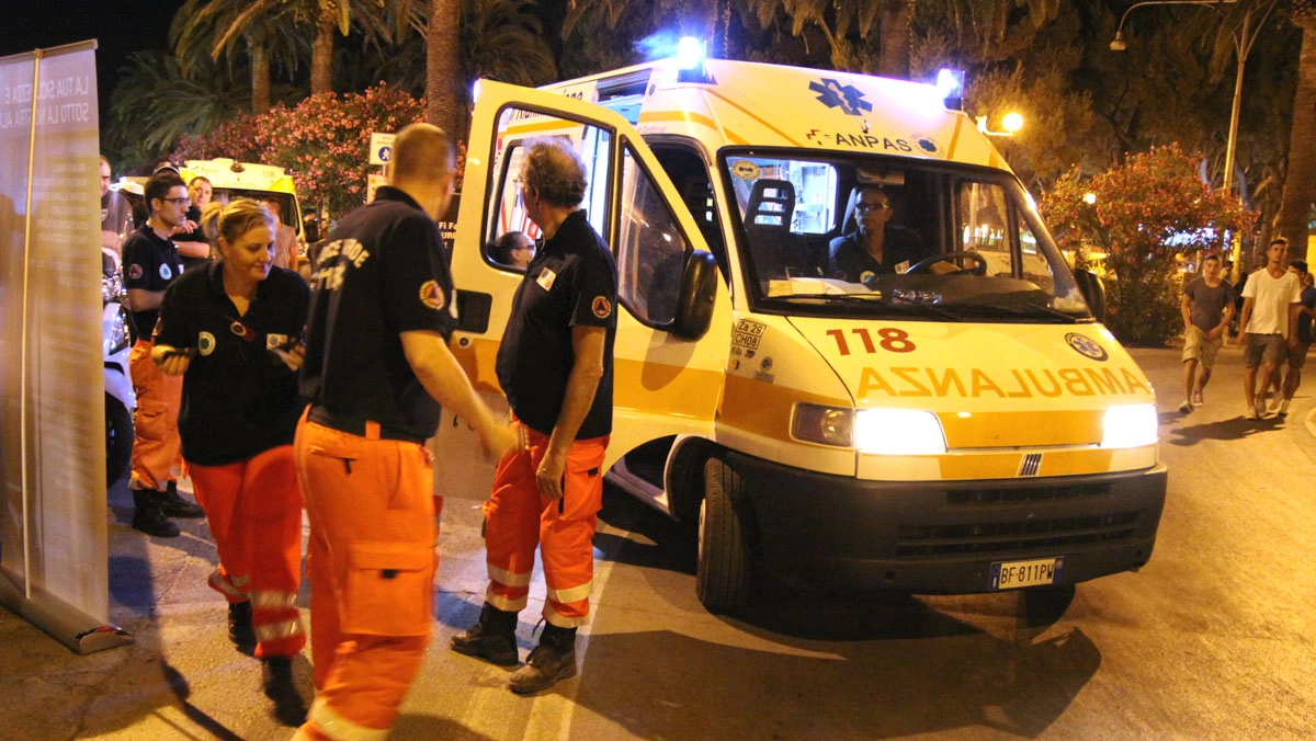 La donna è stata soccorsa in viale Puccinotti e portata in ospedale È intervenuta la polizia (foto d’archivio)