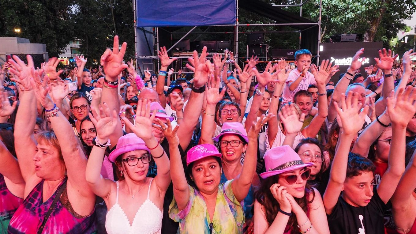 La ‘Notte rosa’ a Cesena. Flashmob dei ballerini in piazza della Libertà