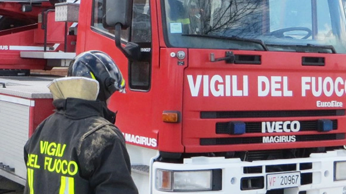 Tre veicoli a fuoco all’alba di ieri in via Giove a Marotta, nel quartiere di Piano Marina, a sud...