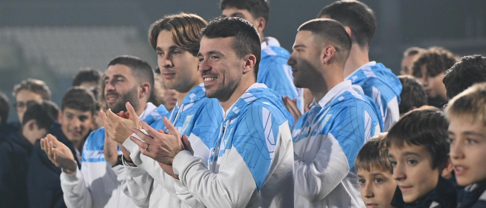 La Nazionale di San Marino festeggia il successo in Nations League con un'accoglienza trionfale. Il governo esprime orgoglio per l'impresa sportiva.