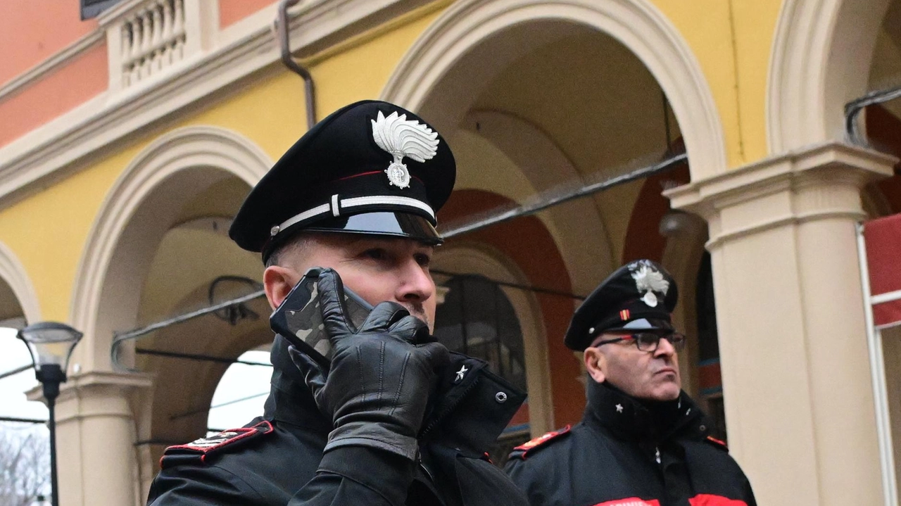 I carabinieri del Radiomobile hanno arrestato subito l’uomo, un quarantaduenne disoccupato e già noto alle forze dell’ordine: aveva con sé il coltellino con cui ha ferito la vittima