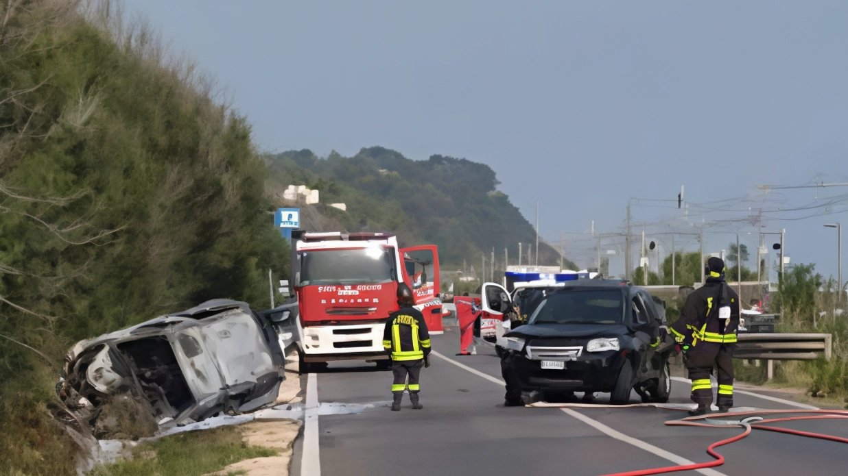 A sinistra, la Lancia incendiatasi, a destra il suv carambolato nella carreggiata