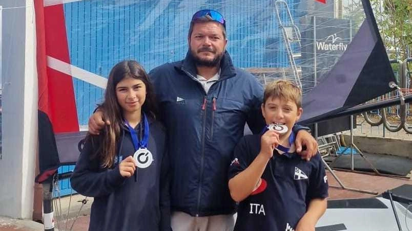 Da sinistra, Elettra Santoro, Lucas Bovari e Gabriele Lizzulli alla Coppa dei Campioni di vela a Cagliari