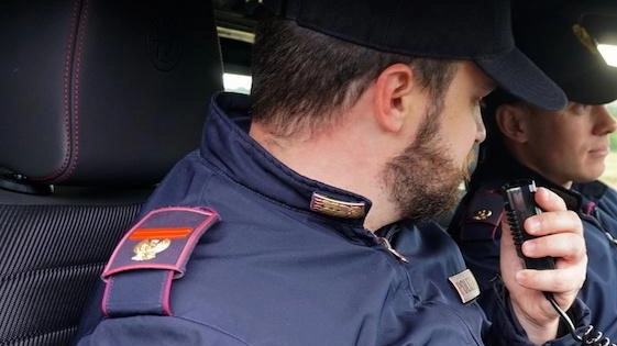 La polizia di Ancona in azione durante un’operazione di controllo