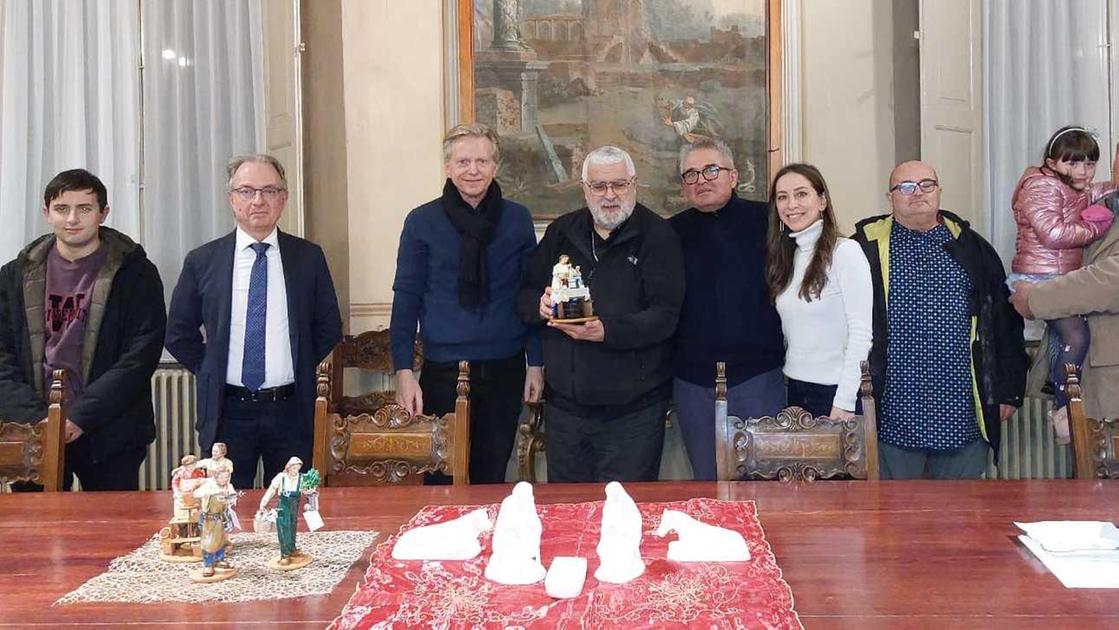 Confartigianato dona a Mosciatti una statuina per il presepe