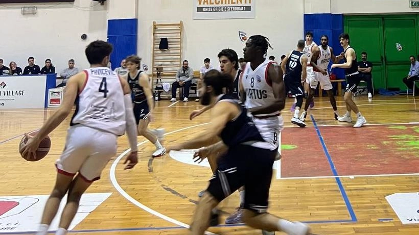 Il coach Domizioli commenta la vittoria della Virtus Civitanova e sottolinea l'importanza della difesa per il successo in B interregionale. La squadra si trova al primo posto in classifica e punta a confermarsi.