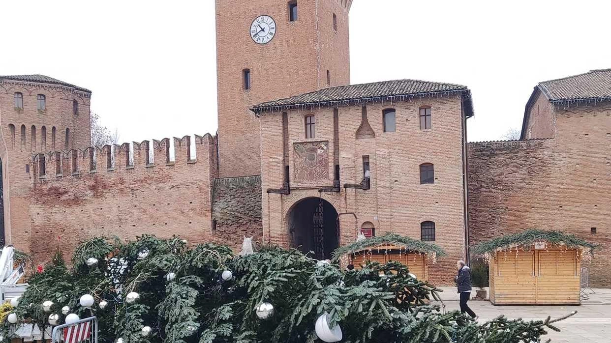 Ha fatto, come si dice in gergo, il giro del web l’albero di Natale issato in piazza a Formigine tra...