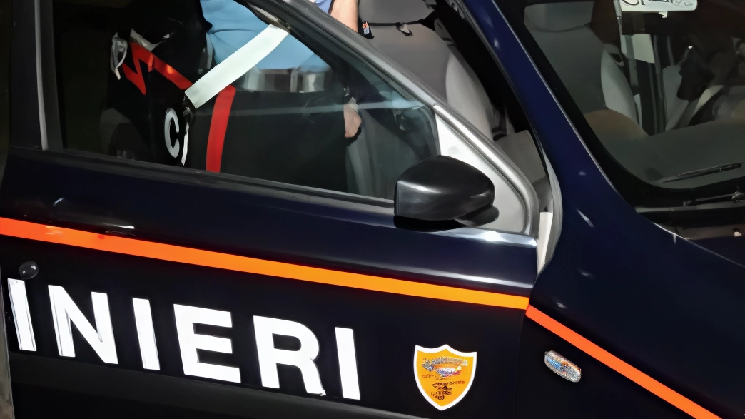 Violenta aggressione con bottiglia in testa in centro città: uomo tunisino ferito dopo alterco. Carabinieri indagano per identificare responsabili.