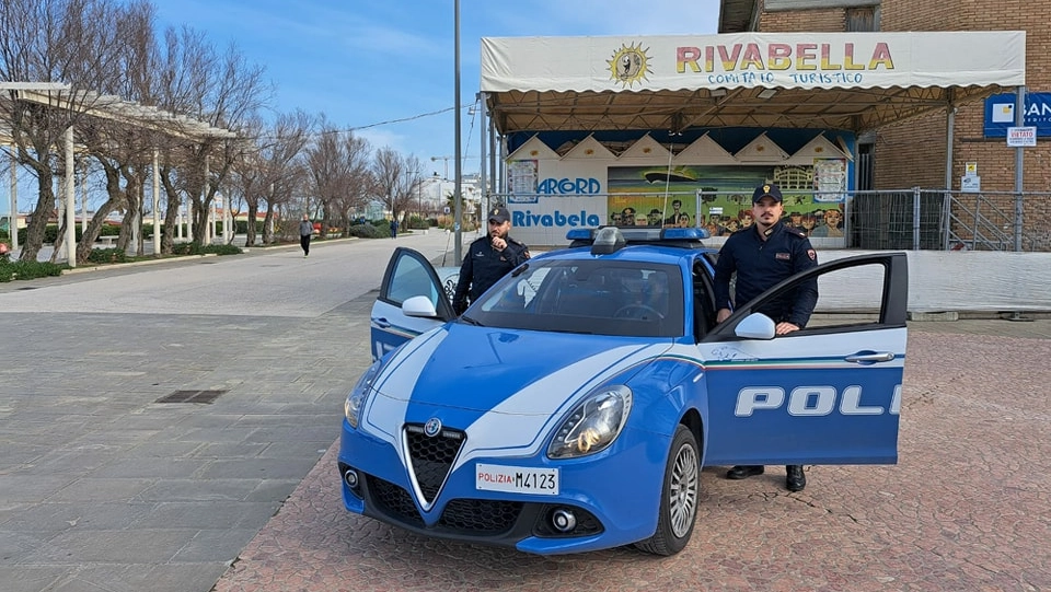 Gli agenti della polizia di Stato impegnati nei controlli sul lungomare di Rimini (foto di repertorio): sabato hanno arrestato cinque persone per rapina, spaccio e altri reati