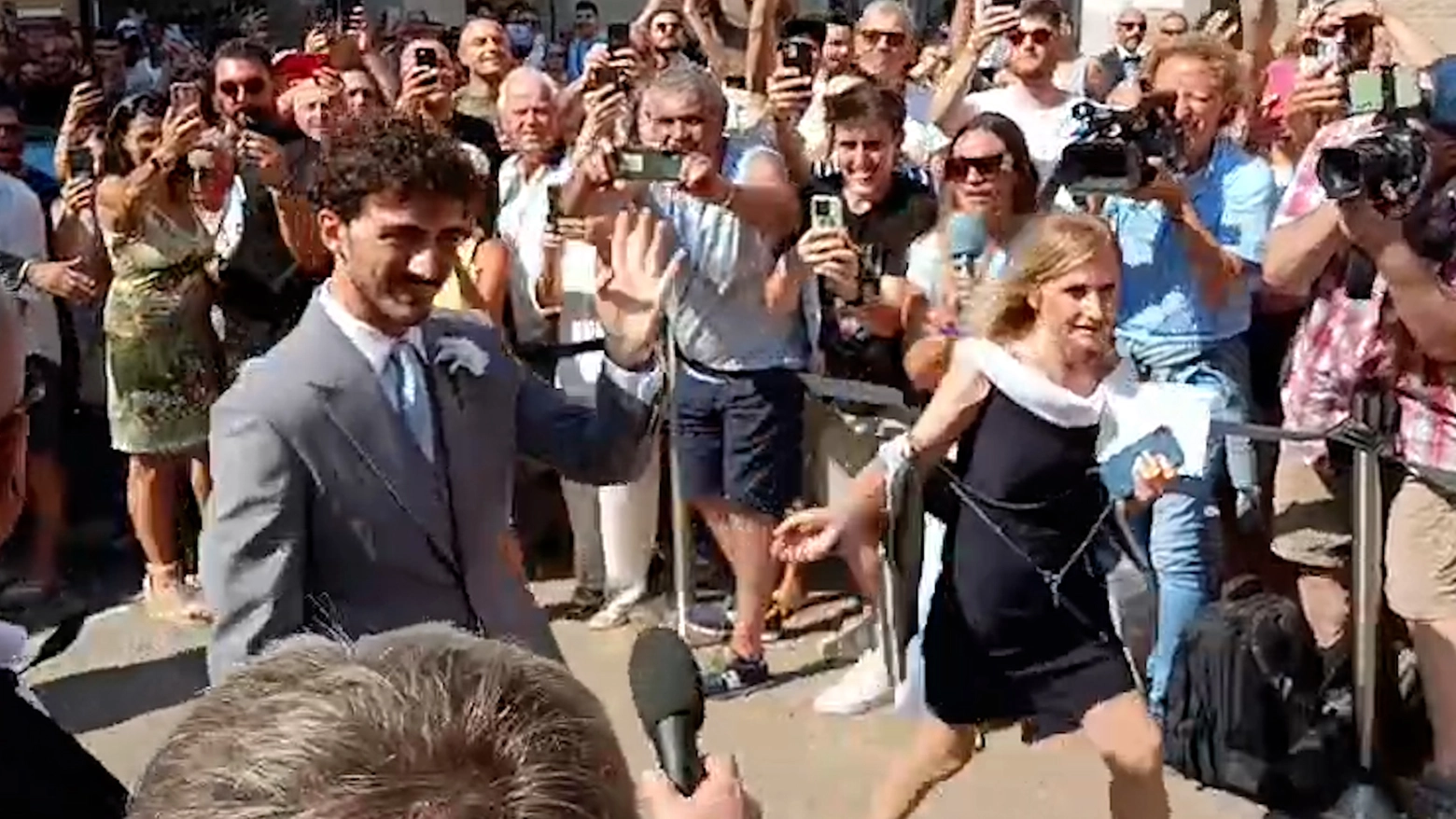 L'arrivo di Pecco Bagnaia in chiesa tra la folla