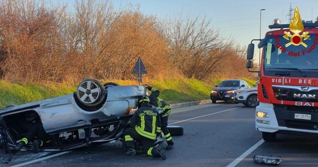 Incidente a Reggio Emilia: auto si ribalta in tangenziale, un ferito