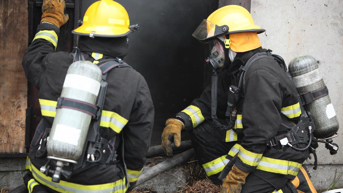 Incendio oggi a Fano: le fiamme distruggono una casa, ferita una donna