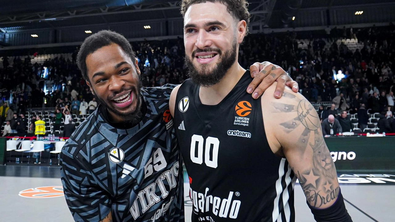 Rayjon Tucker e Isaia Cordinier dopo il successo ottenuto sul Baskonia (Ciamillo)