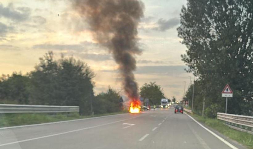 Incendio auto a Scandiano, paura e fiamme sulla provinciale: illeso il conducente