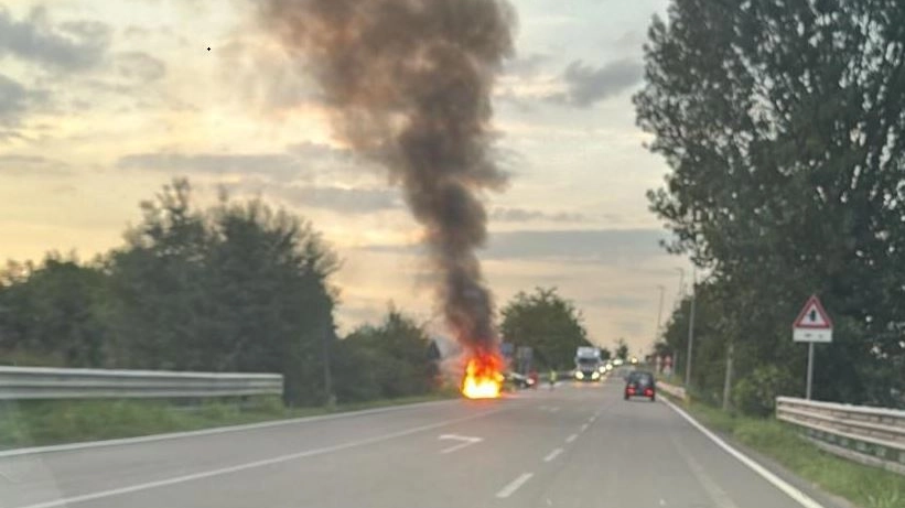 L'auto in fiamme sulla Sp467R: il fuoco e la colonna di fumo si vedevano anche a notevole distanza