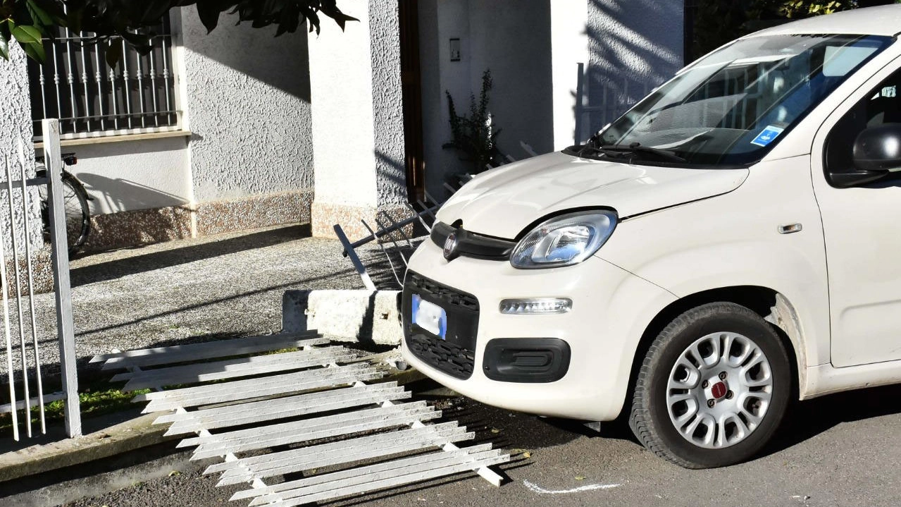 L'auto finita contro la recinzione